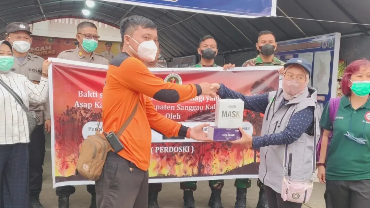 Perdoski saat menyerahkan masker kepada Satgas Karhutla Kabupaten Sanggau, Minggu (13/9).(ISTIMEWA)
