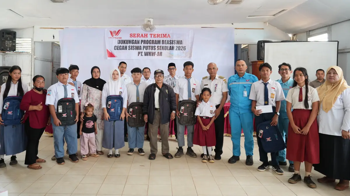 Perwakilan manajemen PT. WHW bersama para siswa penerima bantuan beasiswa untuk melanjutkan pendidikan. (ISTIMEWA)