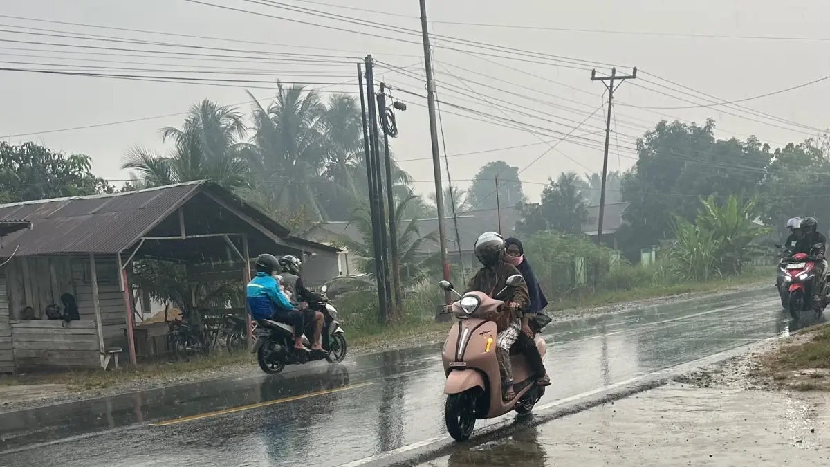 Sejumlah wilayah di Kabupaten Sambas diguyur hujan pada Minggu (13/9). Warga berharap hujan turun lebih sering dan merata agar kabut asap dan kekeringan segera berlalu.