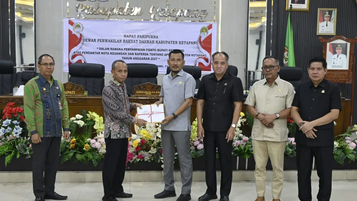 Sekda Ketapang, Repalianto, menyerahkan nota keuangan dan Raperda APBD Ketapang 2027 kepada Ketua DPRD Ketapang, Achmad Sholeh, Jumat (11/9). (ISTIMEWA)