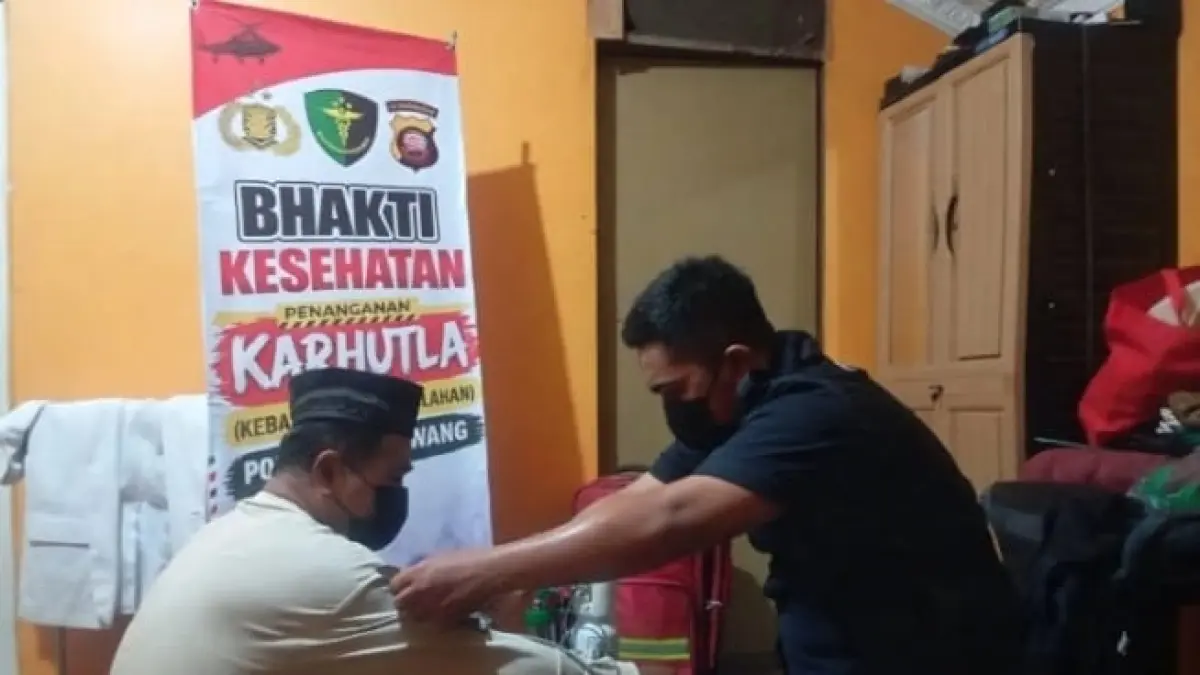 Sidokkes Polres Singkawang memberikan layanan kesehatan gratis kepada warga terdampak karhutla di Singkawang Utara, Sabtu (12/9). (ISTIMEWA)