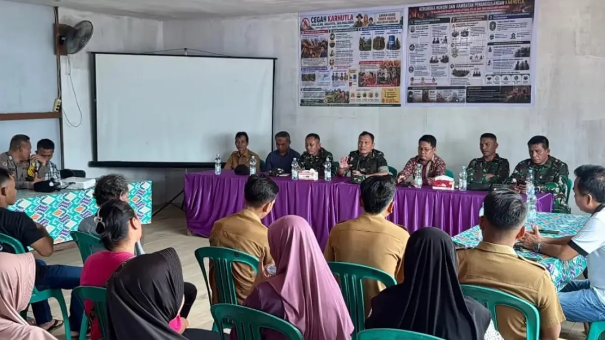 Tim sosialisasi pencegahan karhutla yang dipimpin Brigjen TNI Parlindungan Hutagalung mengedukasi masyarakat di wilayah Kayan Hulu.(ISTIMEWA)