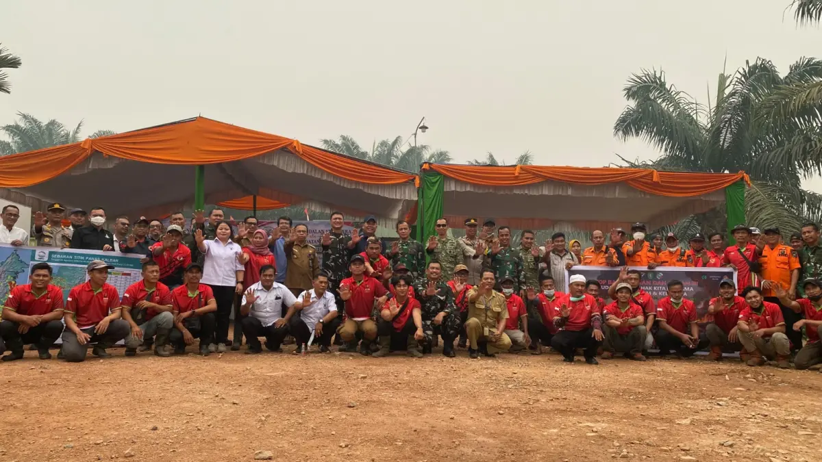 PT Mitra Andalan Sejahtera (PT MAS) bersama TNI, Polri, pemerintah daerah, instansi terkait, pemadam kebakaran, dan masyarakat bersinergi dalam upaya pencegahan serta penanggulangan kebakaran hutan dan lahan (karhutla) di wilayah Wajok, Kabupaten Mempawah. (WANDI/PONTIANAK POST)