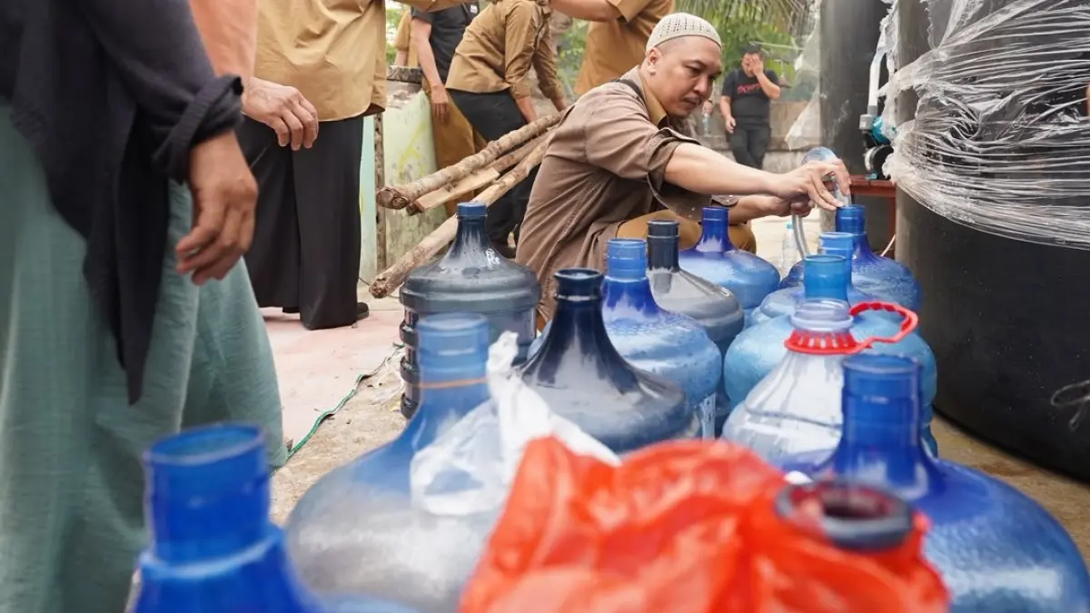 BANTUAN AIR BERSIH: Warga Desa Rengas Kapuas menerima bantuan 8.000 liter air bersih dari Pemprov Kalbar, Selasa (15/9). Bantuan disalurkan setelah Gubernur Kalbar Ria Norsan menerima laporan kesulitan air bersih akibat kemarau. (FOTO: MEIDY KHADAFI/PONTIANAK POST)