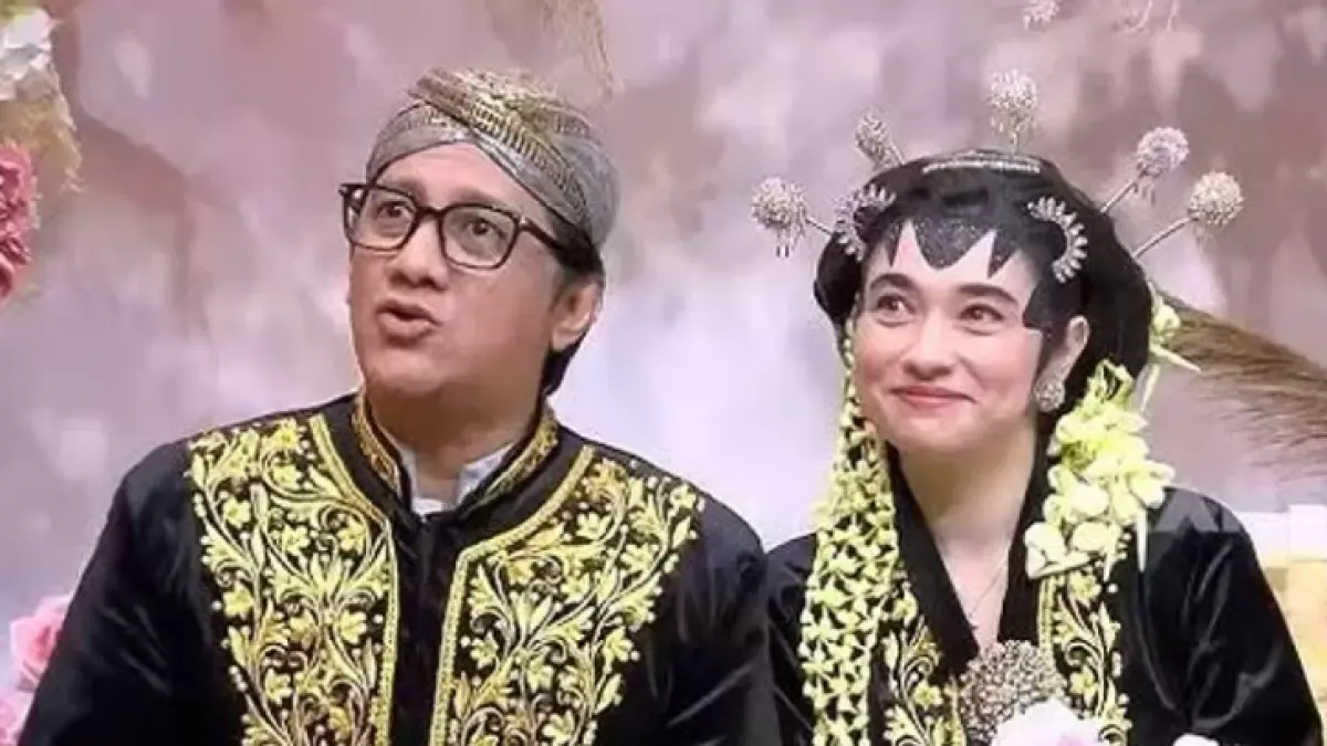 Adegan pernikahan Andre Taulany dan Amanda Rigby dalam acara kodedi di Trans7. Kini di dunia nyata, keduanya akan segera menikah.