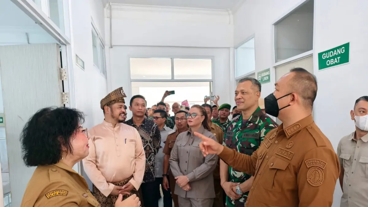 Bupati Ketapang, Alexander Wilyo, meninjau fasilitas RS Pratama Sandai, Senin (14/9).