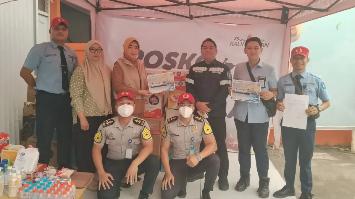 DLU Pontianak menyerahkan bantuan obat, masker dan makanan kepada relawan pemadam api melalui PMI Kalbar, pada Selasa (15/9).