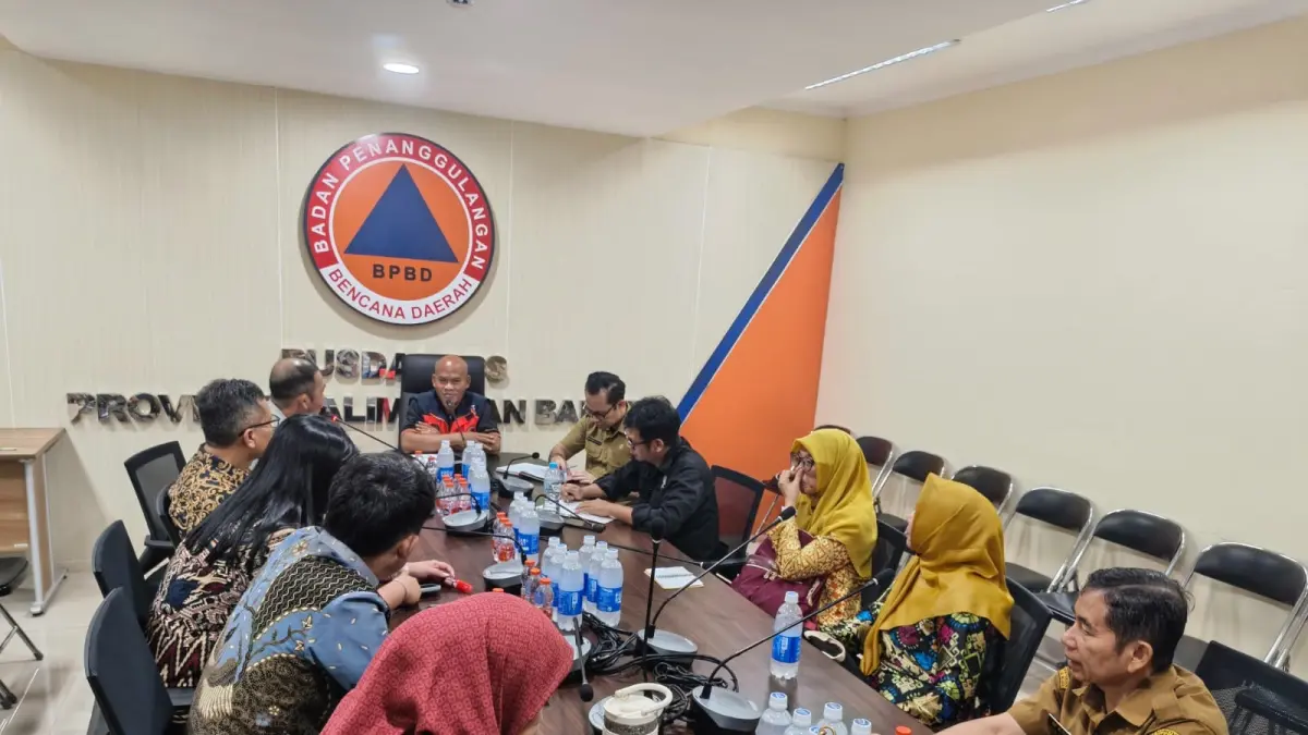 Jajaran DPRD Kabupaten Sambas saat koordinasi dan konsultasi ke BPBD Kalbar terkait mitigasi bencana.