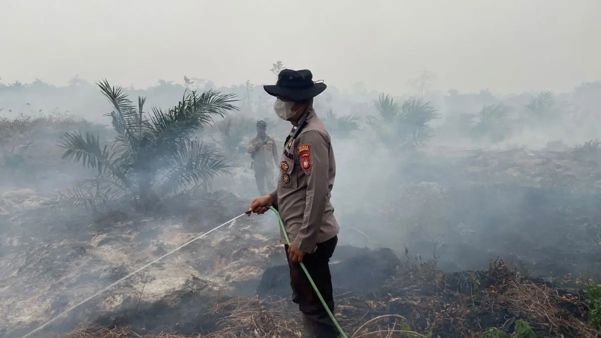 Jajaran Polsek Sungai Raya Kepulauan, Polres Bengkayang memadamkan karhutla beberapa waktu lalu. (Humas Polri)