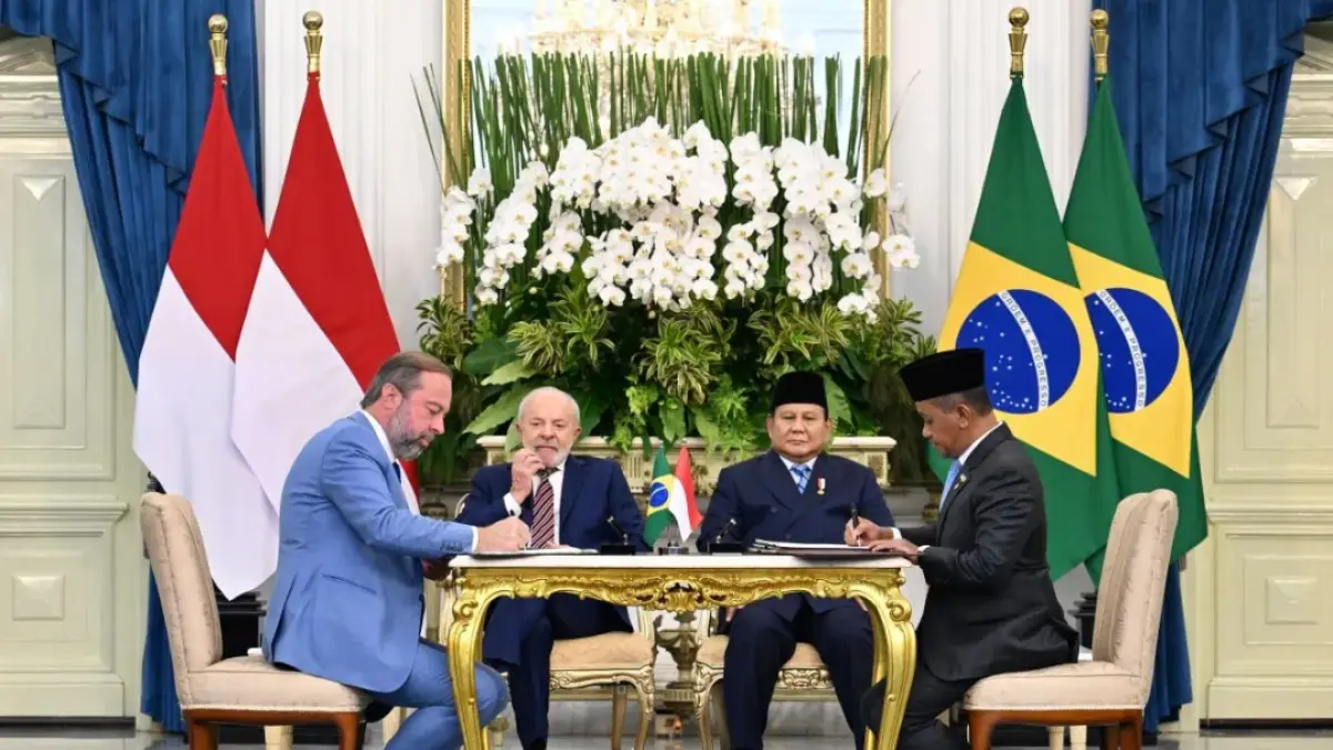 Menteri ESDM RI Bahlil Lahadalia (kanan) dan Menteri Pertambangan dan Energi Brasil Y.M. Alexandre Silveira (kiri) menandatangani Memorandum of Understanding (MoU) baru di sektor energi dan sumber daya mineral (ESDM) disaksikan oleh Presiden Prabowo Subianto (kedua kanan) dan Presiden Brasil Y.M. Luiz Inácio Lula da Silva (kedua kiri) di Istana Merdeka, Jakarta, Kamis (23/10/2025). (BPMI Setpres)