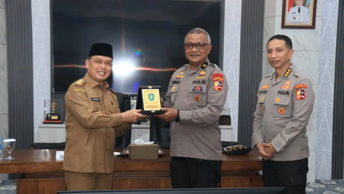 Ketua Rombongan Peserta Didik Sespimti Dikreg ke-36, Brigjen Pol. Semmy Ronny Thabaa, S.E., saat beraudiensi dengan Gubernur Kalbar Ria Norsan di Kantor Gubernur, Senin (14/9).