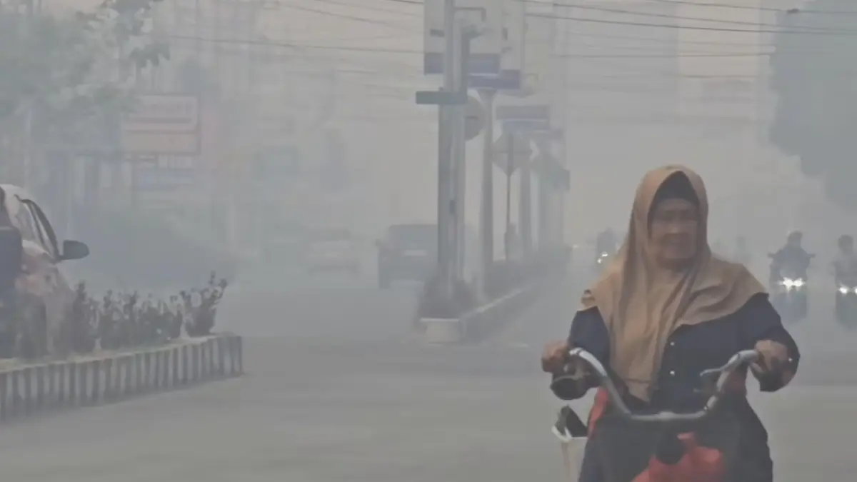 Kondisi Senin (14/9) pagi hari di Kota Ketapang yang diselimuti asap pekat.