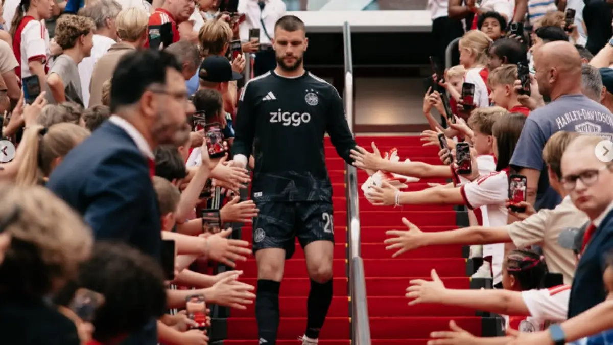 Maarten Paes masih harus bersaing dengan Marc-André ter Stegen untuk mendapatkan posisi utama di bawah mistar gawang Ajax. (IG@maartenpaes)