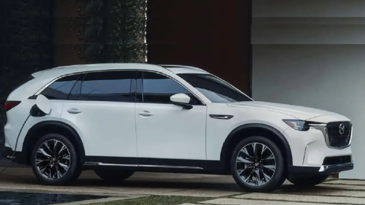 Mazda CX-90 PHEV merupakan SUV tiga baris dengan sistem plug-in hybrid yang menggabungkan mesin bensin dan motor listrik. (MAZDA)