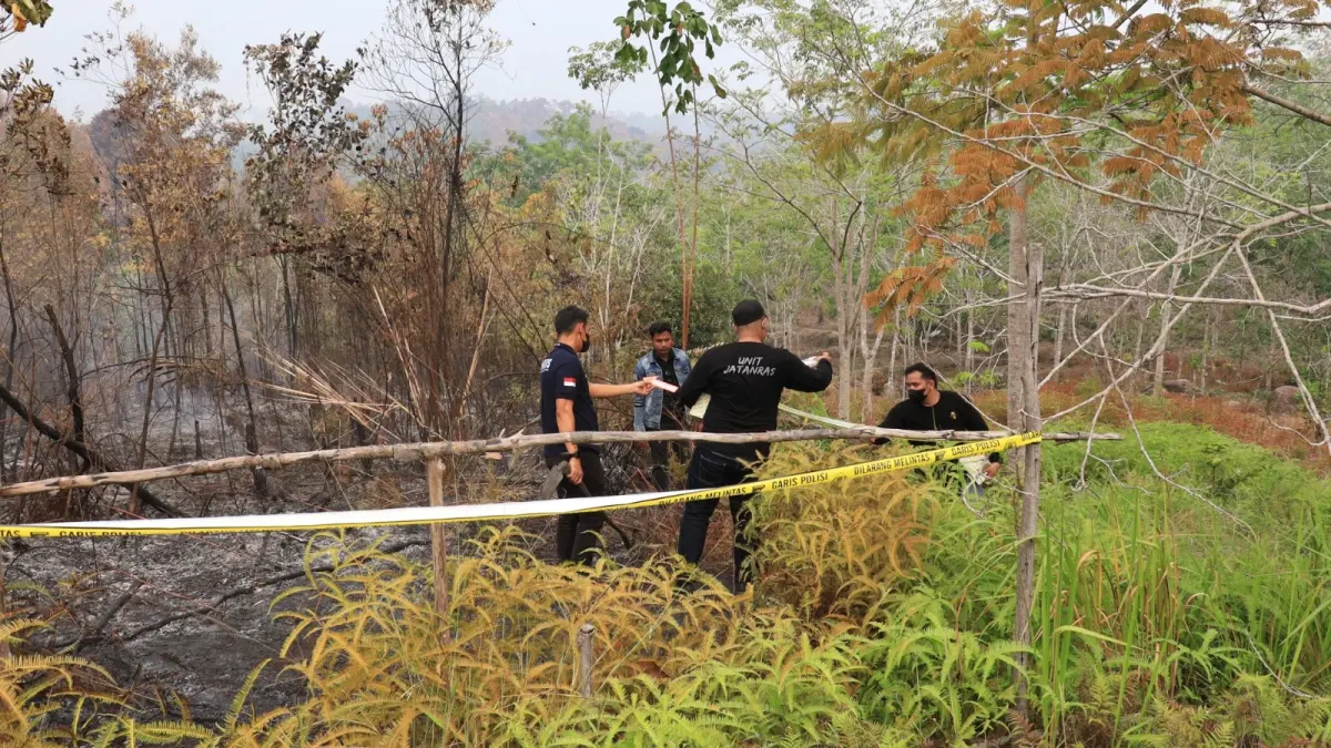 Penyidik Polres Kapuas Hulu saat melakukan oleh TKP Karhutla di areal PT BOS. (ISTIMEWA)