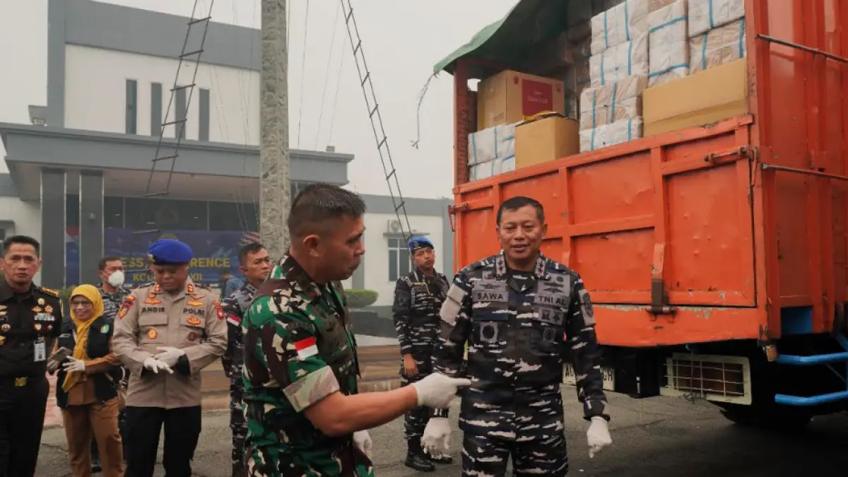 PERIKSA MUATAN: Diduga rokok ilegal dalam empat truk ekspedisi di Kapal Dharma Kartika VII rute Semarang–Pontianak. Sebanyak 23,68 juta batang rokok masih menunggu pencacahan dan pemeriksaan legalitas oleh Bea Cukai. (FOTO: HARYADI/PONTIANAK POST)