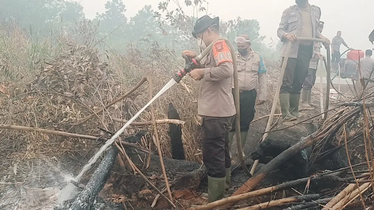 Petugas menguji efektivitas formula cairan pemadam untuk penanganan karhula. (ISTIMEWA)