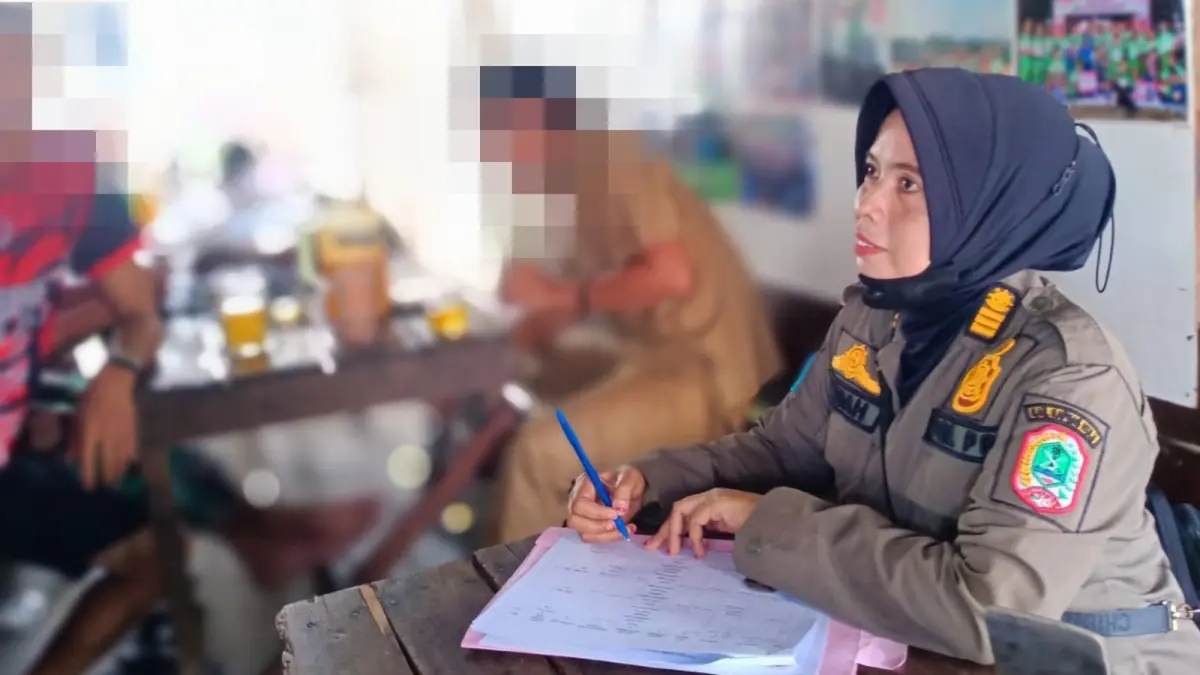 Petugas Satpol PP saat melakukan pendataan terhadap ASN yang ketahuan nongkrong di warung kopi. (ISTIMEWA)
