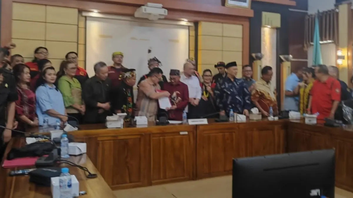 Sejumlah ormas adat menggelar rapat dengar pendapat umum (RDPU) dengan DPRD Kalbar, Selasa (15/9) sore. (DENY HAMDANI/PONTIANAK POST)