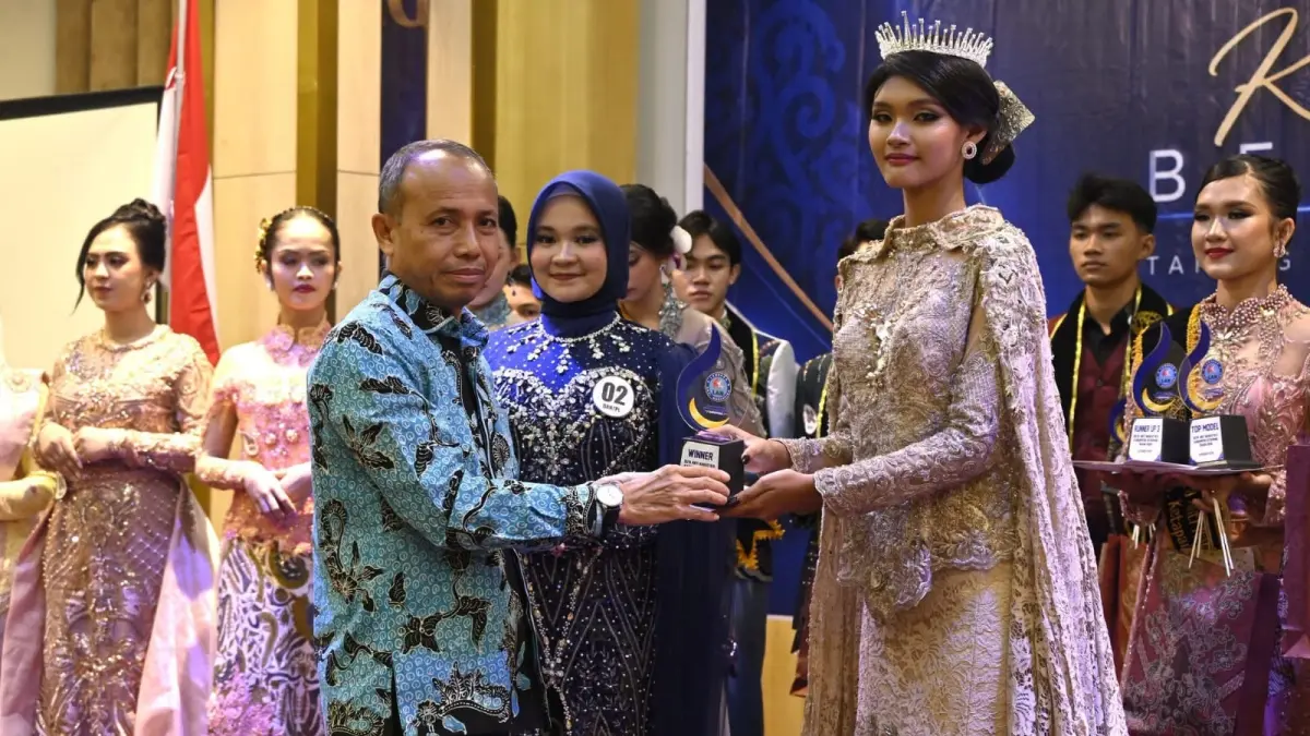 Sekda Ketapang, Repalinto, menyerahkan piala kepada Duta Anti Narkoba Ketapang 2026, Minggu (13/9).