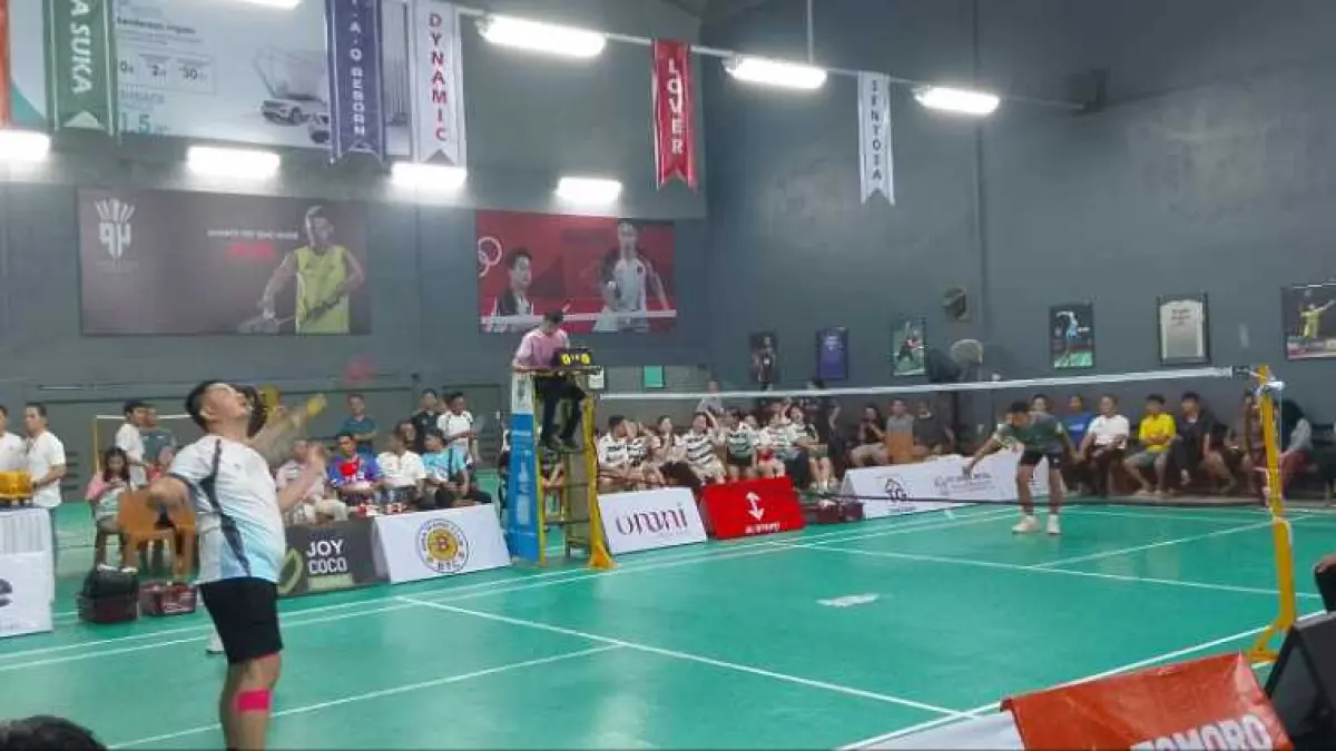 Suasana Turnamen Badminton “Mendadak Tanding” di Gedung RH Badminton Singkawang, Minggu (13/9). (ISTIMEWA)
