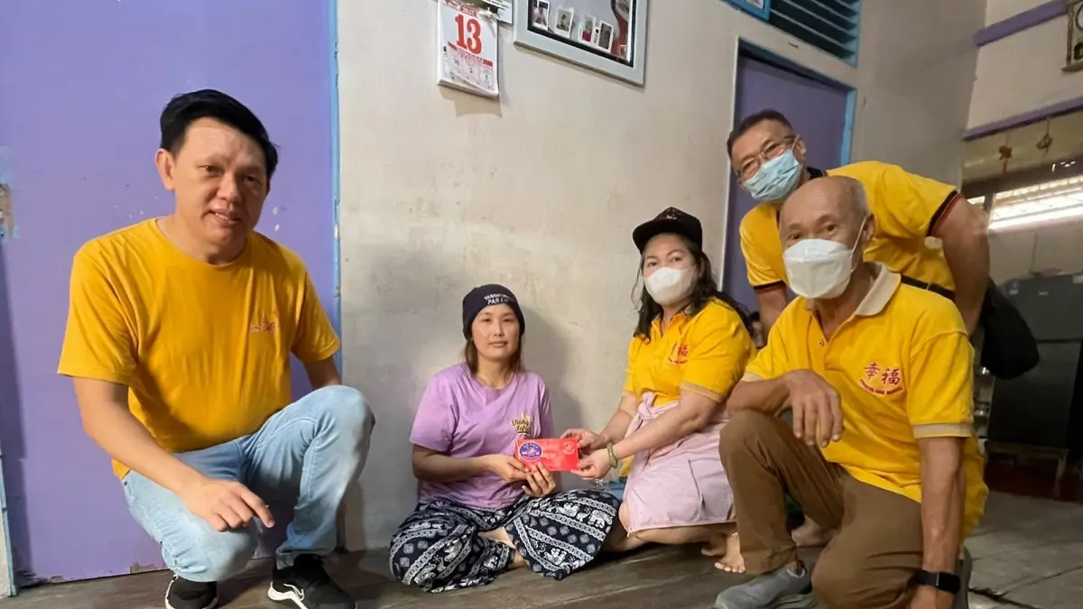 Timses Xing Fu mengenakan masker saat menyalurkan bantuan ke rumah pasien di tengah kabut asap. (ISTIMEWA)