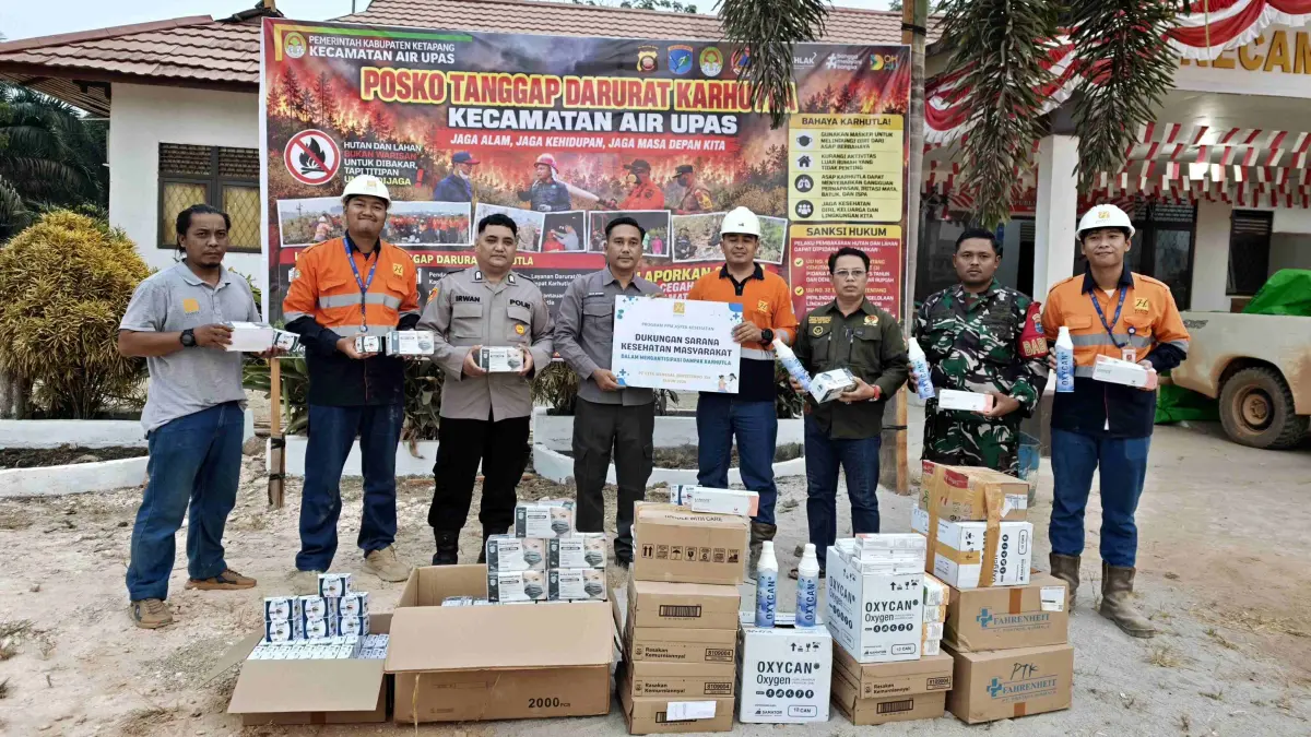 BANTUAN KESEHATAN: Perwakilan PT Cita Mineral Investindo Tbk menyalurkan masker dan sarana kesehatan bagi masyarakat di sekitar Site Sandai dan Air Upas, Kabupaten Ketapang. Bantuan disiapkan untuk mengurangi risiko kesehatan akibat kabut asap karhutla.