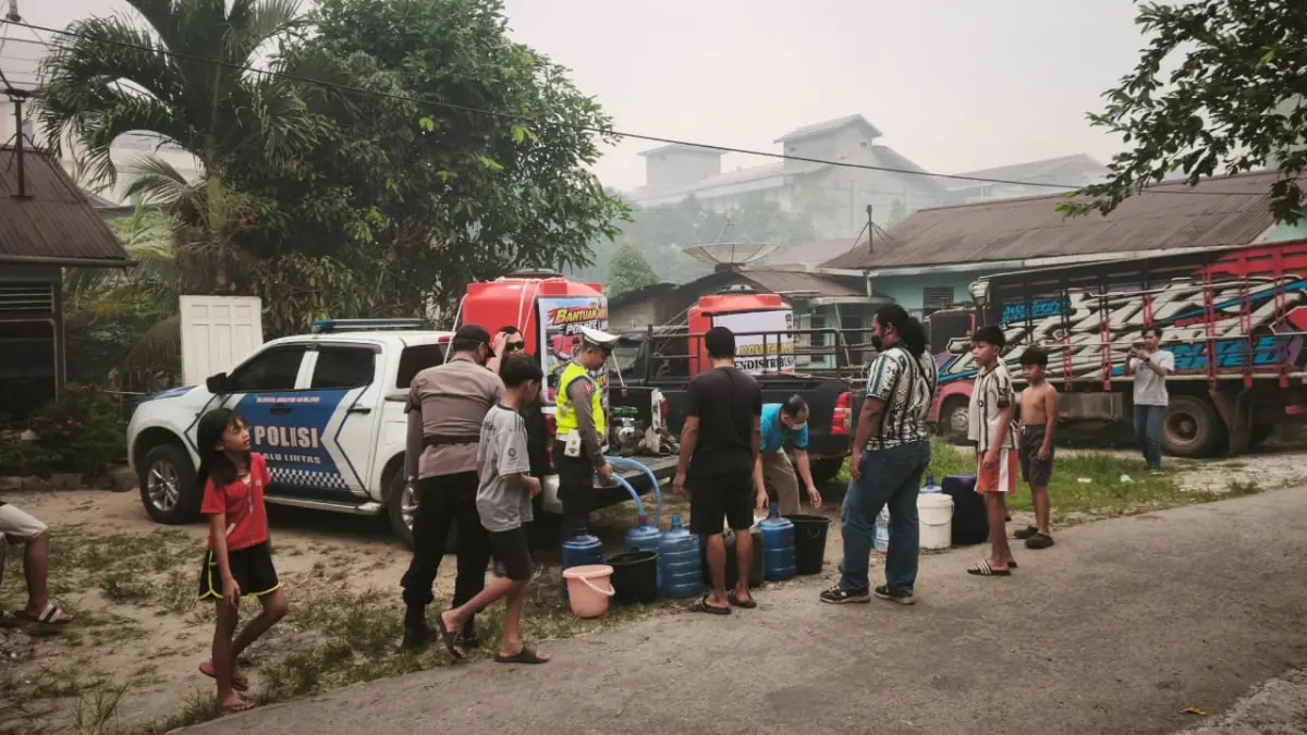warga Desa Hilir Kantor mengantre untuk mendapatkan air bersih pada Minggu (13/9) pagi. (HUMAS POLRES LANDAK)