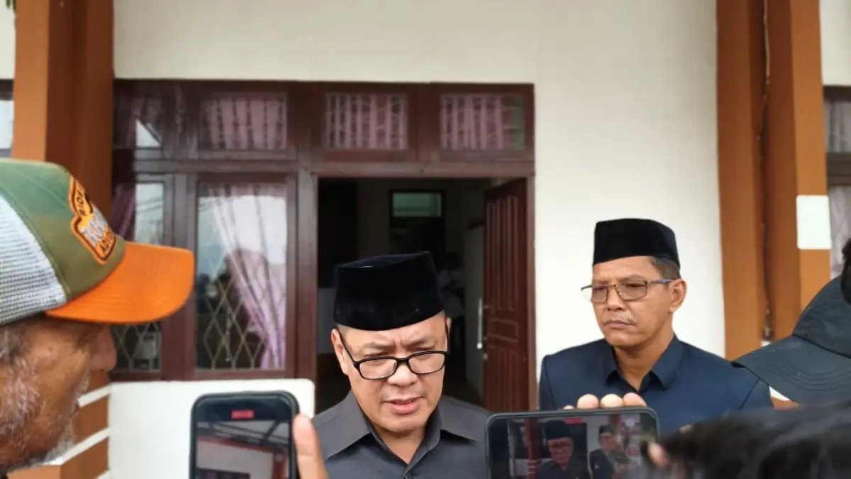 Bupati Kayong Utara, Romi Wijaya bersama Wakil Bupati Kayong Utara Amru Chanwari, saat diwawancarai.