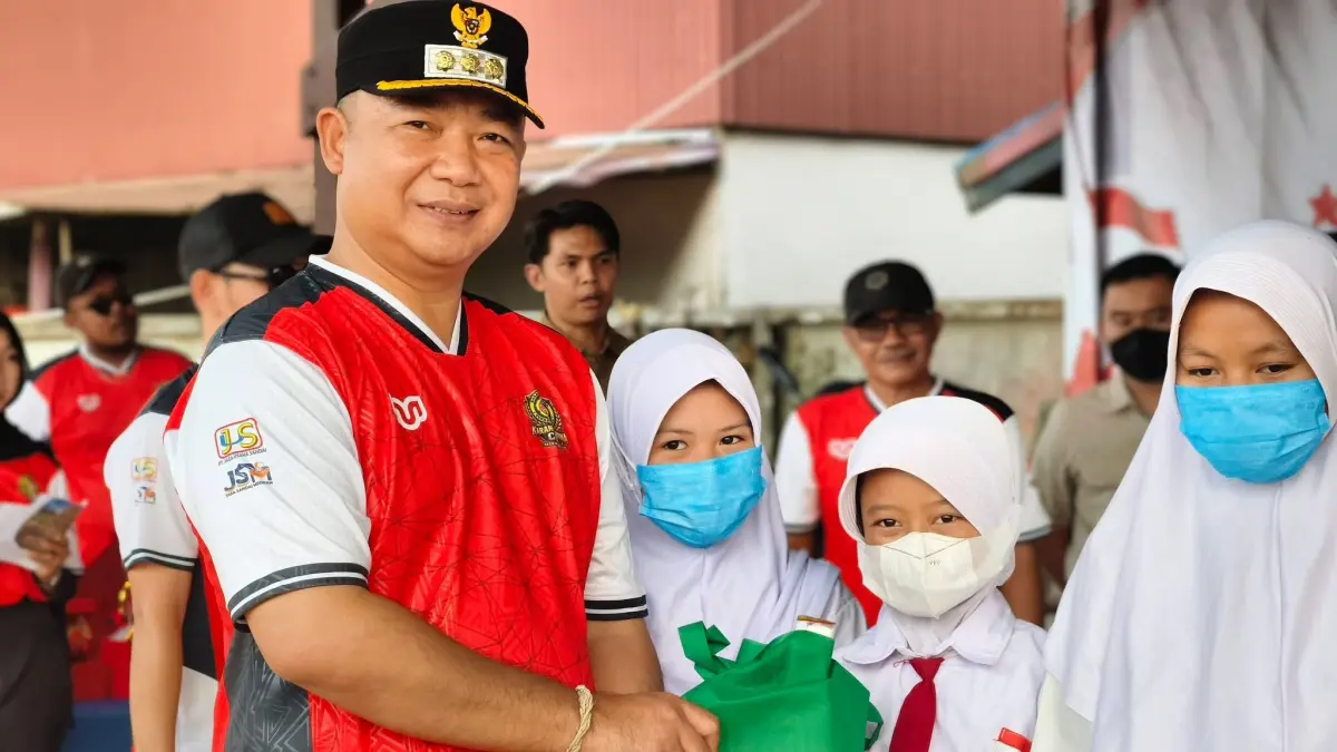 Bupati Ketapang, Alexander Wilyo, menyerahkan bantuan paket belajar di Sandai, Senin (14/9). (ISTIMEWA)