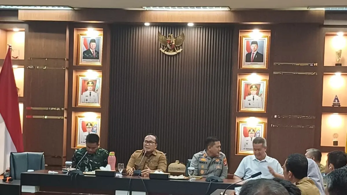 Bupati Kubu Raya Sujiwo usai memimpin Rapat Koordinasi Status Siaga Darurat Bencana Kekeringan di Ruang Pamong Praja I, Kantor Bupati Kubu Raya, Senin (14/9).