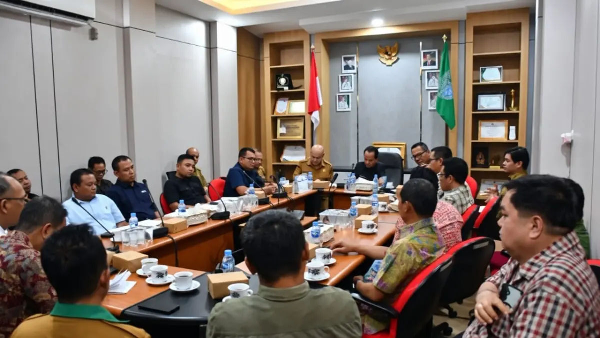 Bupati Sintang Gregorius Herkulanus Bala melakukan pertemuan bersama pimpinan perusahaan perkebunan yang memiliki PKS di Sintang.(ISTIMEWA)