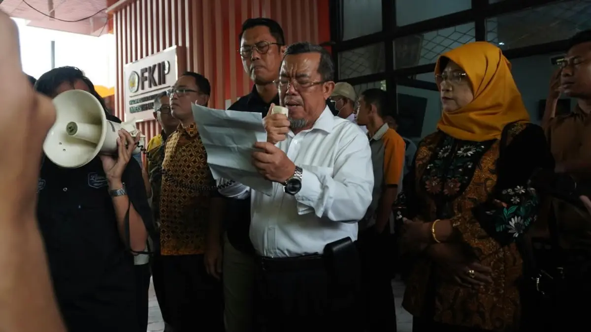 Dekan FKIP Untan, Ahmad Yani memberikan keterangan di depan mahasiswa yang menggelar demo pada Rabu (16/9). (HARYADI/PONTIANAK POST)