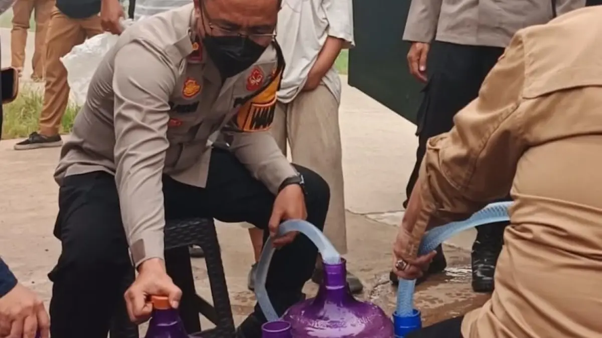 Jajaran Polres Kubu Raya menyalurkan bantuan air bersih kepada masyarakat terdampak kekeringan. (ISTIMEWA)