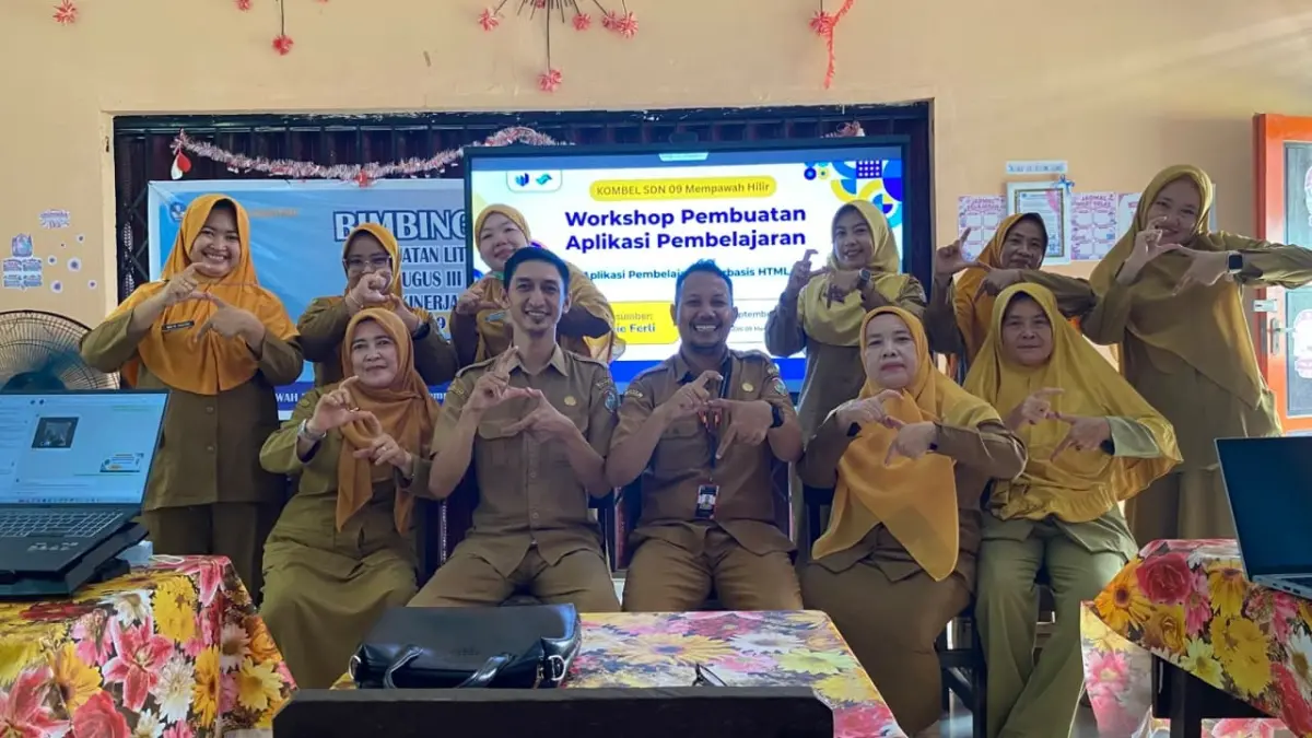 Kepala Sekolah, Hidaya, dan Guru SDN 09 Mempawah Hilir foto bersama