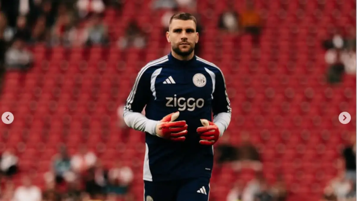 Kiper Timnas Indonesia Maarten Paes menjadi starter dalam laga terbaru Ajax saat menghancurkan Willem II 5-1. (IG@afcajax)