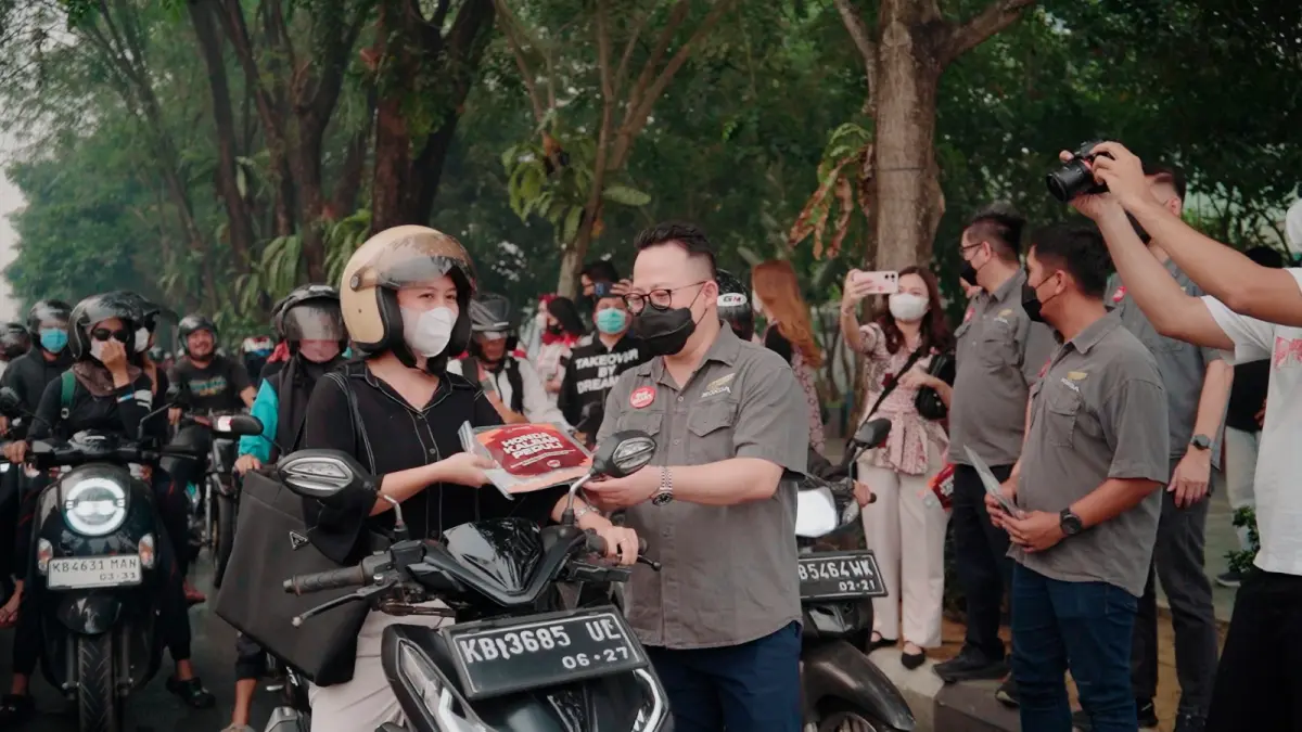 Manajemen Astra Motor Kalimantan Barat membagikan masker kepada masyarakat terdampak karhutla di Sungai Raya Dalam, Kubu Raya. (ISTIMEWA)