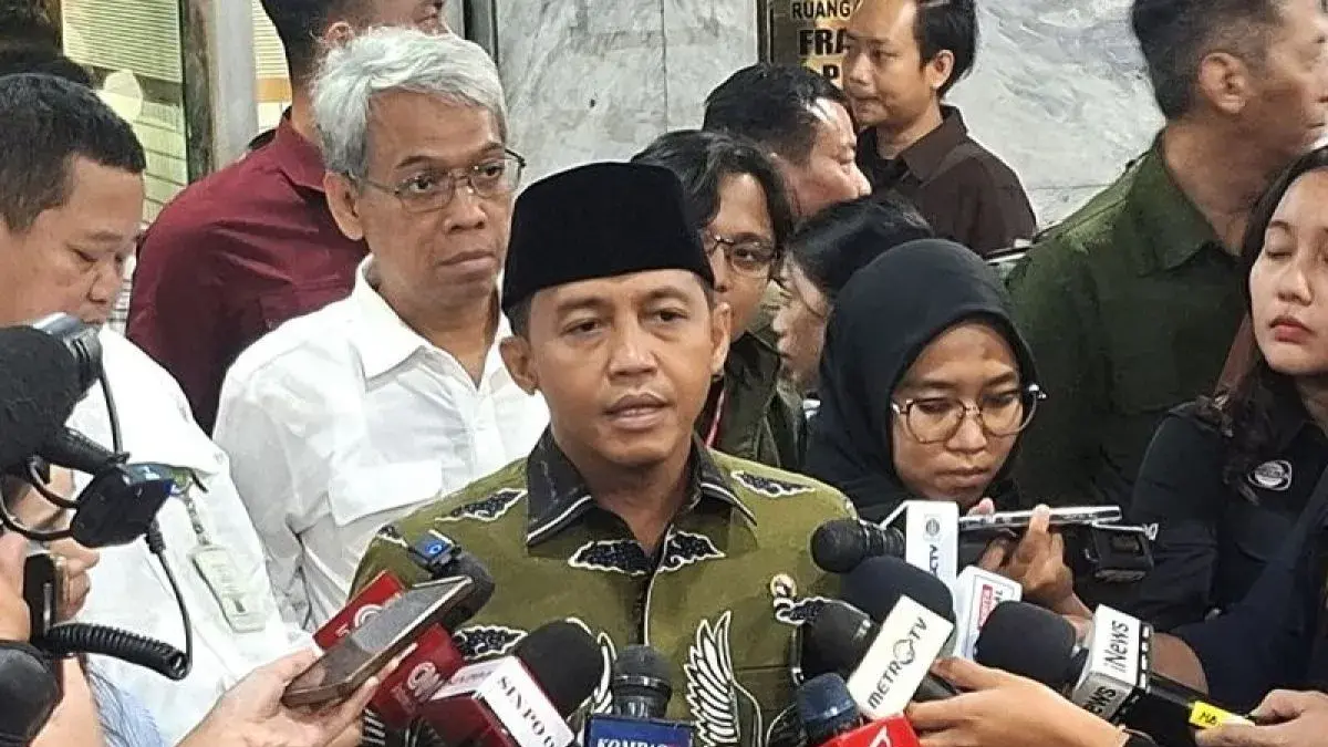 Menteri Kehutanan Raja Juli Antoni memberikan keterangan kepada wartawan seusai rapat kerja bersama Komisi IV DPR RI di Kompleks Parlemen, Senayan, Jakarta, Rabu (16/9/2026). (ANTARA)