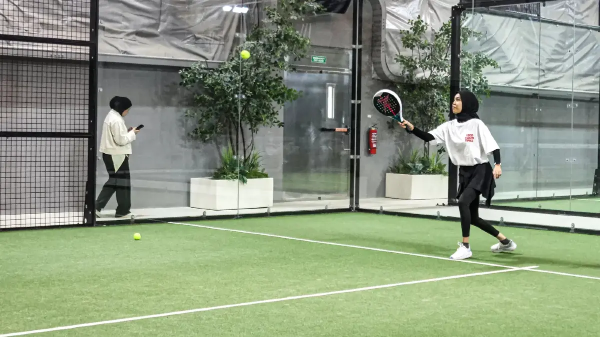 Permainan padel di lapangan dengan dinding yang menjadi ciri khas olahraga tersebut
