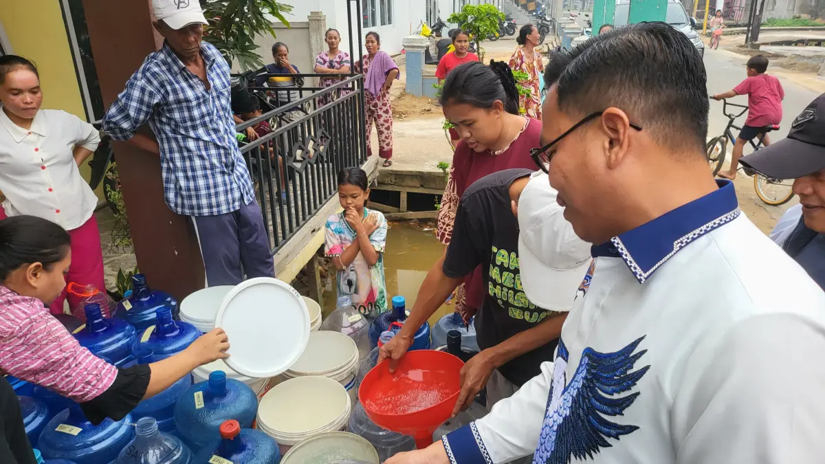 Agus Sugianto Salurkan Air Bersih, Masker dan Susu untuk Warga Terdampak Karhutla.