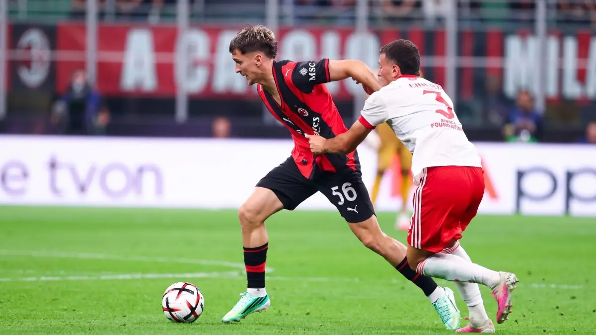 Alexis Saelemaekers di pertandingan melawan Benfica di San Siro. AC Milan kalah 0-2 di laga tersebut. (IG@acmilan)