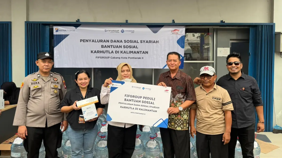 Branch Head FIFGROUP Kota Pontianak II Uray Sande Juli Adriani menyerahkan bantuan masker, vitamin, dan air minum kepada warga Banjar Serasan, Pontianak Timur, Rabu (16/9).