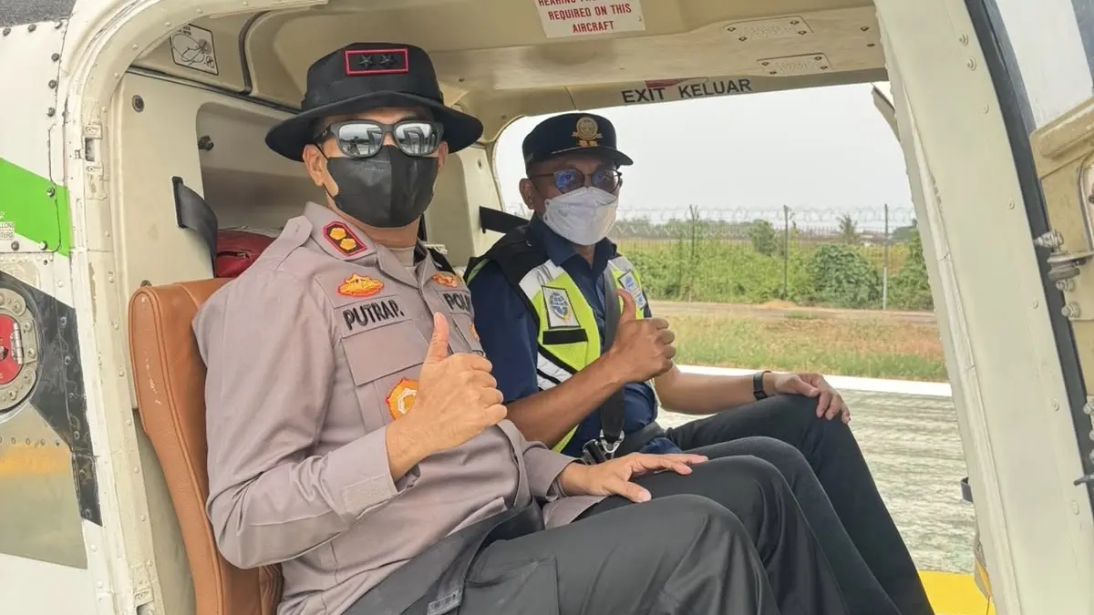 Kapolres Ketapang, AKBP Putra Pratama, melaksanakan patroli dan pemantauan Karhutla melalui jalur udara di wilayah Ketapang, Rabu (16/9). (ISTIMEWA)