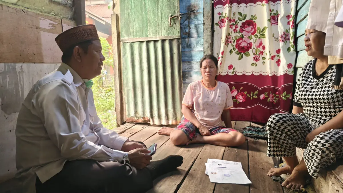 Ketua Baznas Mempawah, Marzuki Kadri saat mengunjungi kediaman Julita yang akan masuk program bedah rumah.