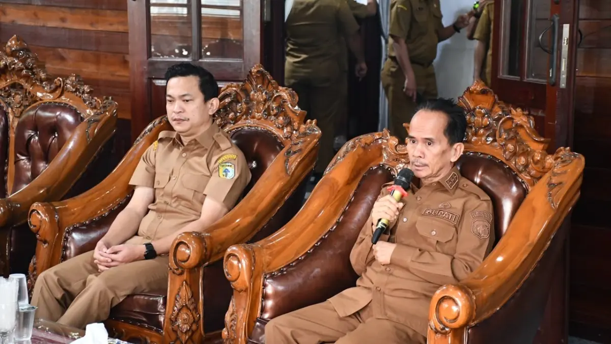 Pemkab Sintang menyiapkan langkah antisipasi, mulai dari memastikan stok beras hingga memetakan desa yang masih kesulitan akses jalan dan air bersih.(RISKA / PONTIANAK POST)