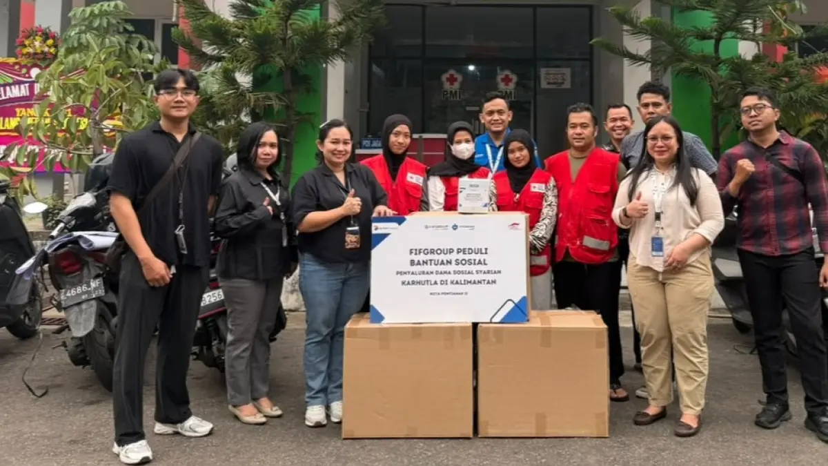 Perwakilan FIFGROUP Kota Pontianak II menyerahkan bantuan masker kepada PMI untuk membantu melindungi masyarakat dari paparan kabut asap di Pontianak, Rabu (16/9).