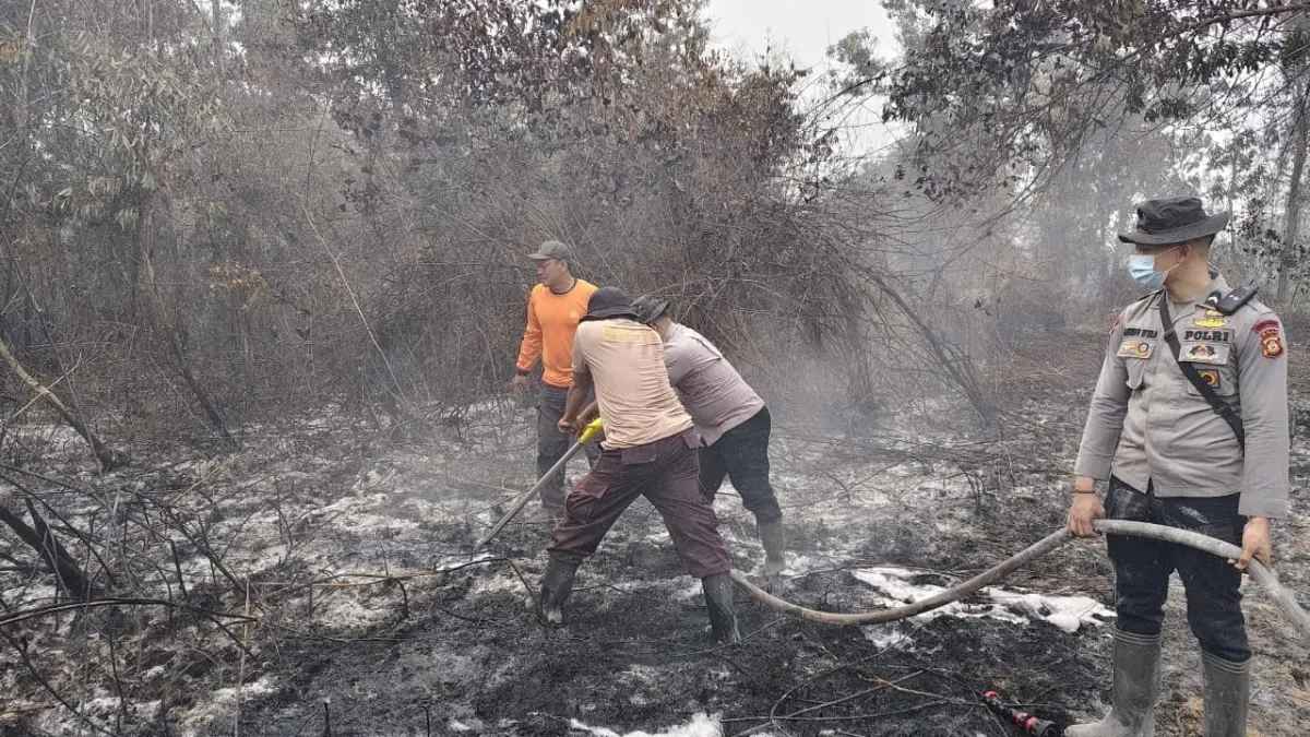 Petugas menyisir lokasi sumber kepulan asap dan menggunakan nozel suntik gambut untuk menjangkau bara yang berada di lapisan bawah gambut.