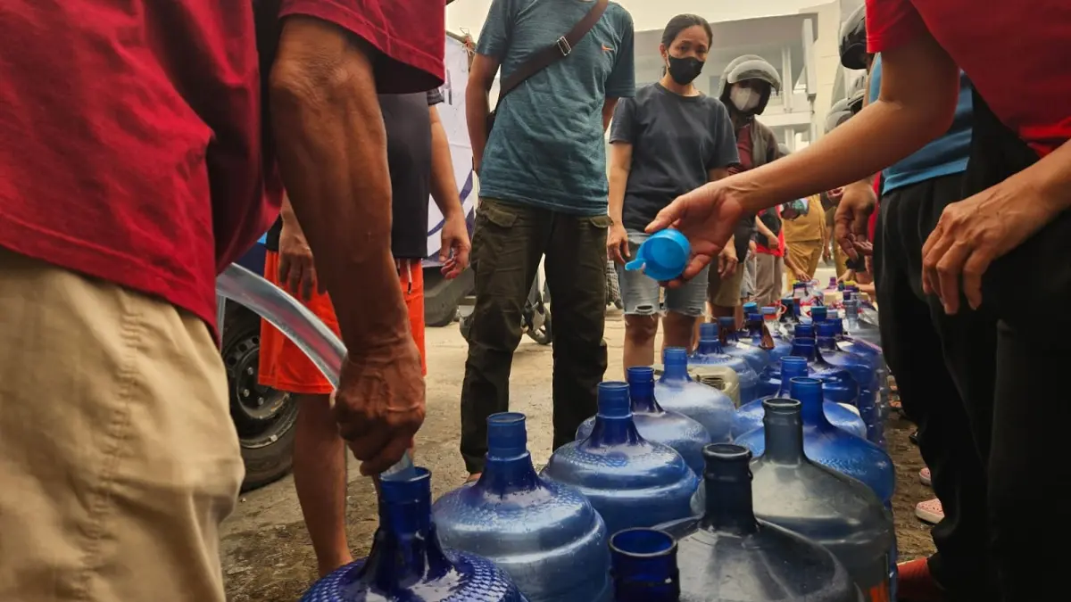 Pembagian Bantuan Air Bersih kepada masyarakat dari Kolaborasi YBM UIP KLB, AIMI Kalbar, LazisMU, Rumah Zakat dan Sejumlah Instansi Pemerintah di Kalbar.