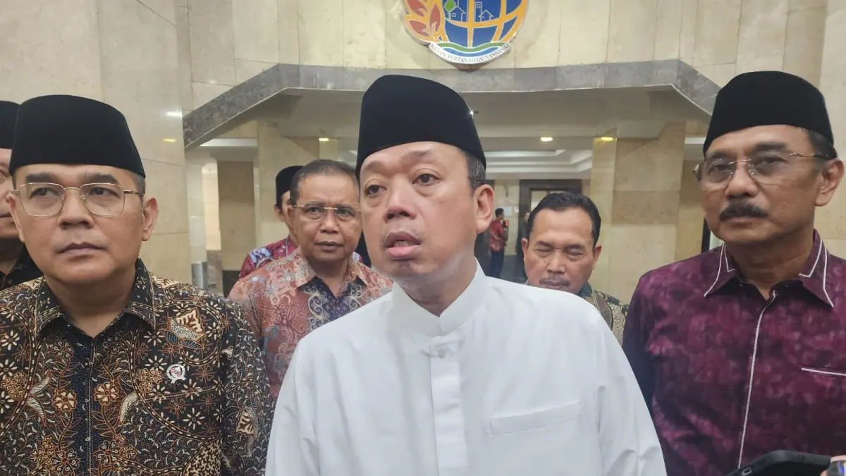 BERI KETERANGAN: Menteri ATR/Kepala BPN Nusron Wahid menjawab pertanyaan wartawan di Kantor Kementerian ATR/BPN, Jakarta, Jumat (18/9). (JAWA POS)