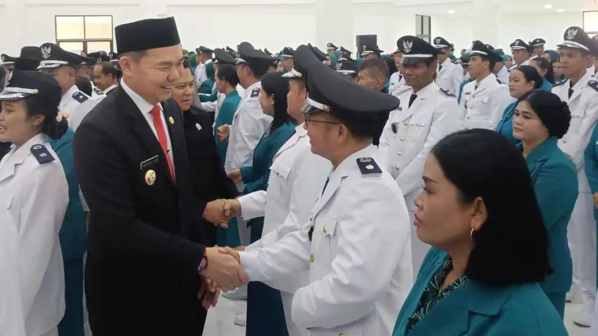 Bupati Kapuas Hulu Fransiskus Diaan saat memberikan ucapan selamat kepada kepala desa yang terpilih, usai dilantik.(TAUFIK / PONTIANAK POST)